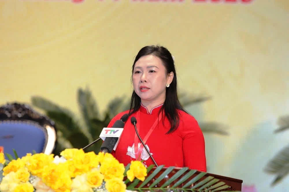 Bà Nguyễn Thị Phương, Phó Chủ tịch Ủy ban MTTQ tỉnh trình bày báo cáo tại Đại hội. Ảnh: Nguyễn Chung.