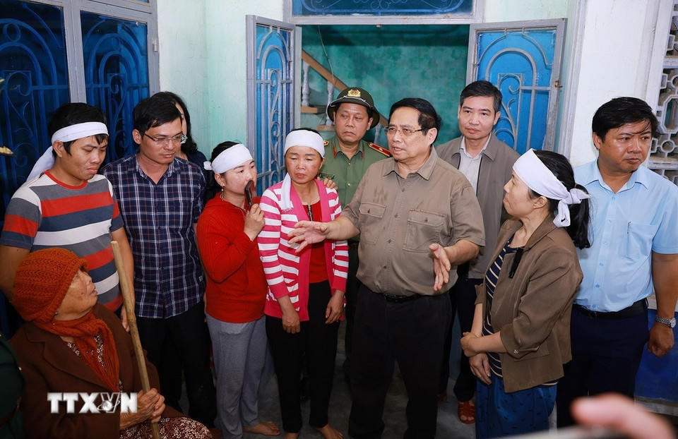Thủ tướng Phạm Minh Chính thăm, động viên hộ gia đình bị thiệt hại nặng nề do mưa lũ tại thôn Phú Hữu, xã Hòa Thịnh. (Ảnh: Dương Giang/TTXVN)