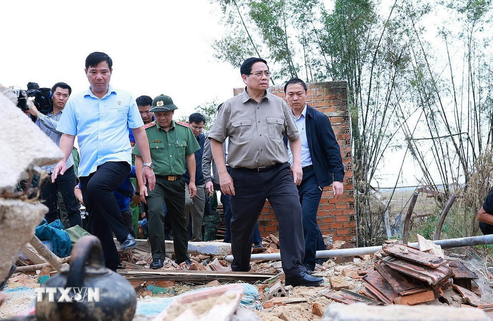Thủ tướng Phạm Minh Chính thăm hộ gia đình có nhà bị sập hoàn toàn tại thôn Phú Hữu, xã Hòa Thịnh. (Ảnh: Dương Giang/TTXVN)