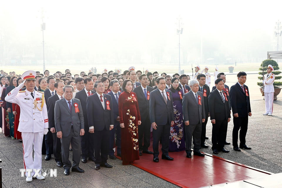 Chủ tịch Quốc hội Trần Thanh Mẫn và các Phó Chủ tịch Quốc hội báo công và vào lăng viếng Chủ tịch Hồ Chí Minh. (Ảnh: Doãn Tấn/TTXVN)
