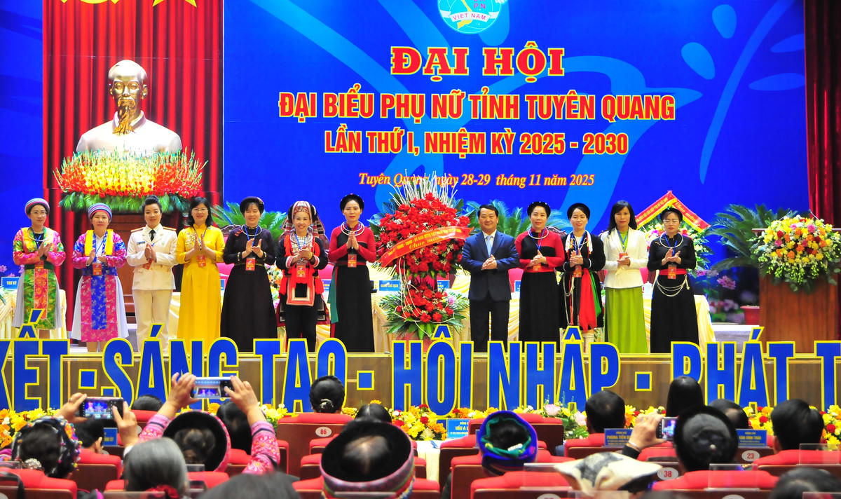 Bí thư Tỉnh ủy Tuyên Quang Hầu A Lềnh tặng hoa chúc mừng Đại hội. Ảnh: Xuân Trường.