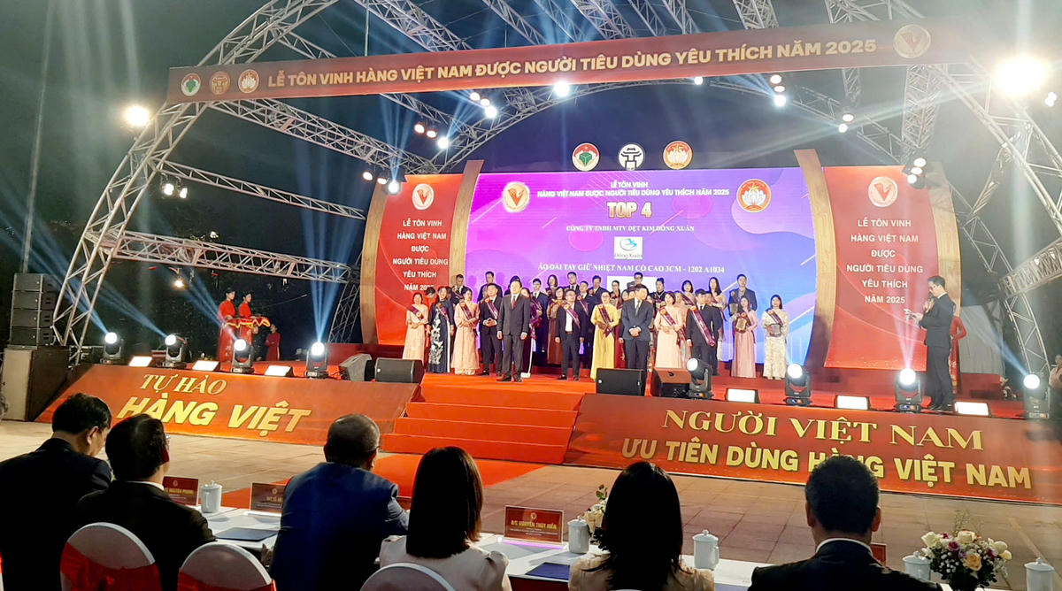 Quang cảnh Lễ tôn vinh "Hàng Việt Nam được người tiêu dùng Thủ đô yêu thích" năm 2025. 