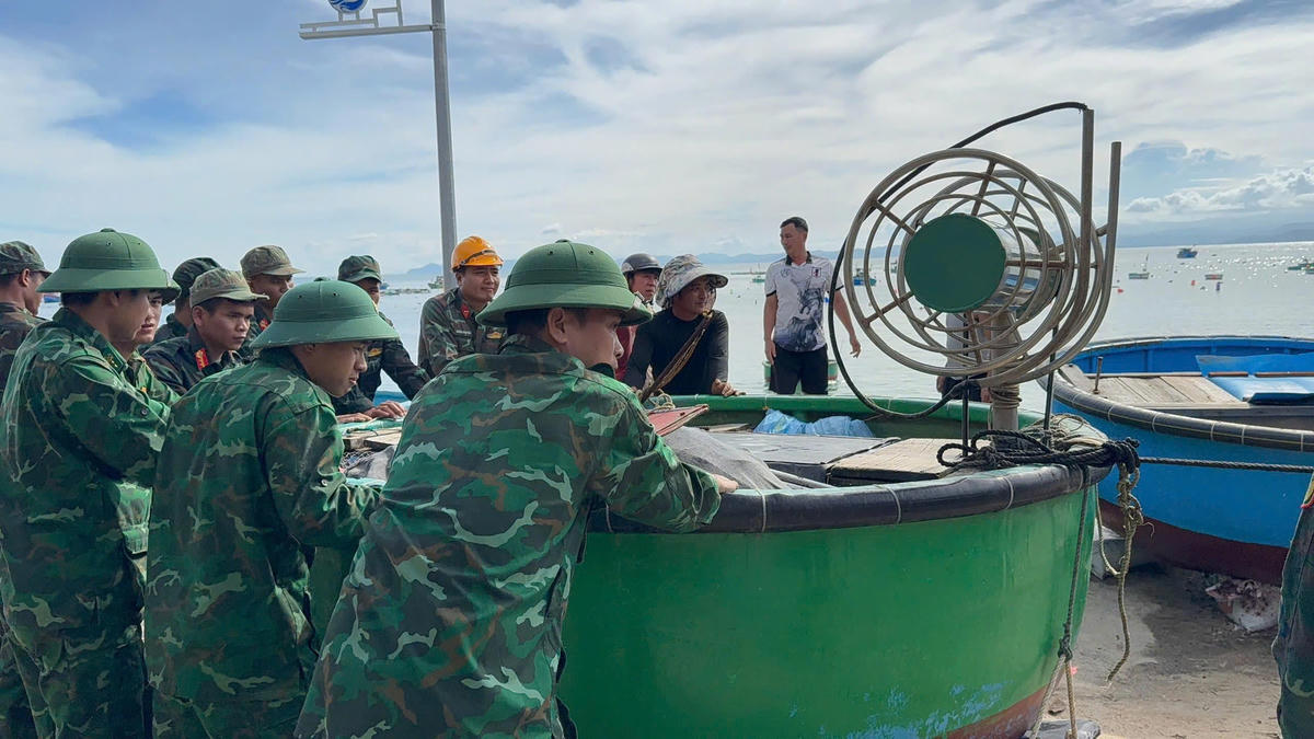 Bộ đội tỉnh Gia Lai giúp ngư dân đưa ghe thuyền lên bờ ứng phó bão số 15. Ảnh: CV.