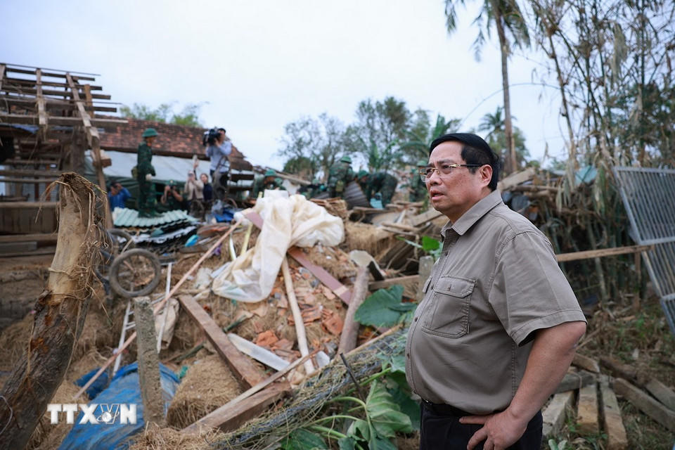 Thủ tướng Phạm Minh Chính thăm hộ gia đình có nhà bị sập hoàn toàn tại thôn Phú Hữu, xã Hòa Thịnh. (Ảnh: Dương Giang/TTXVN)