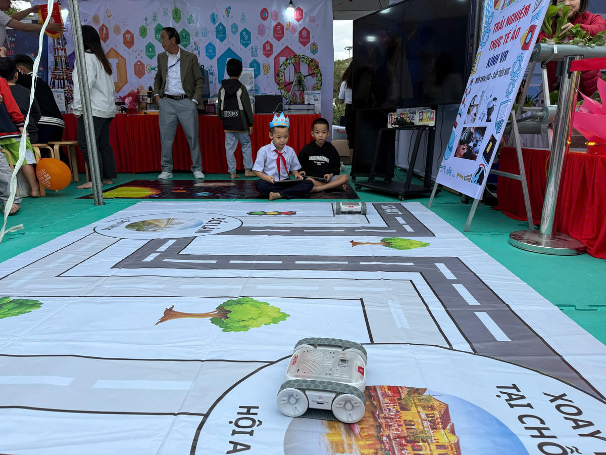 Học sinh trải nghiệm các hoạt động công nghệ. Ảnh: Nguyễn Tú.