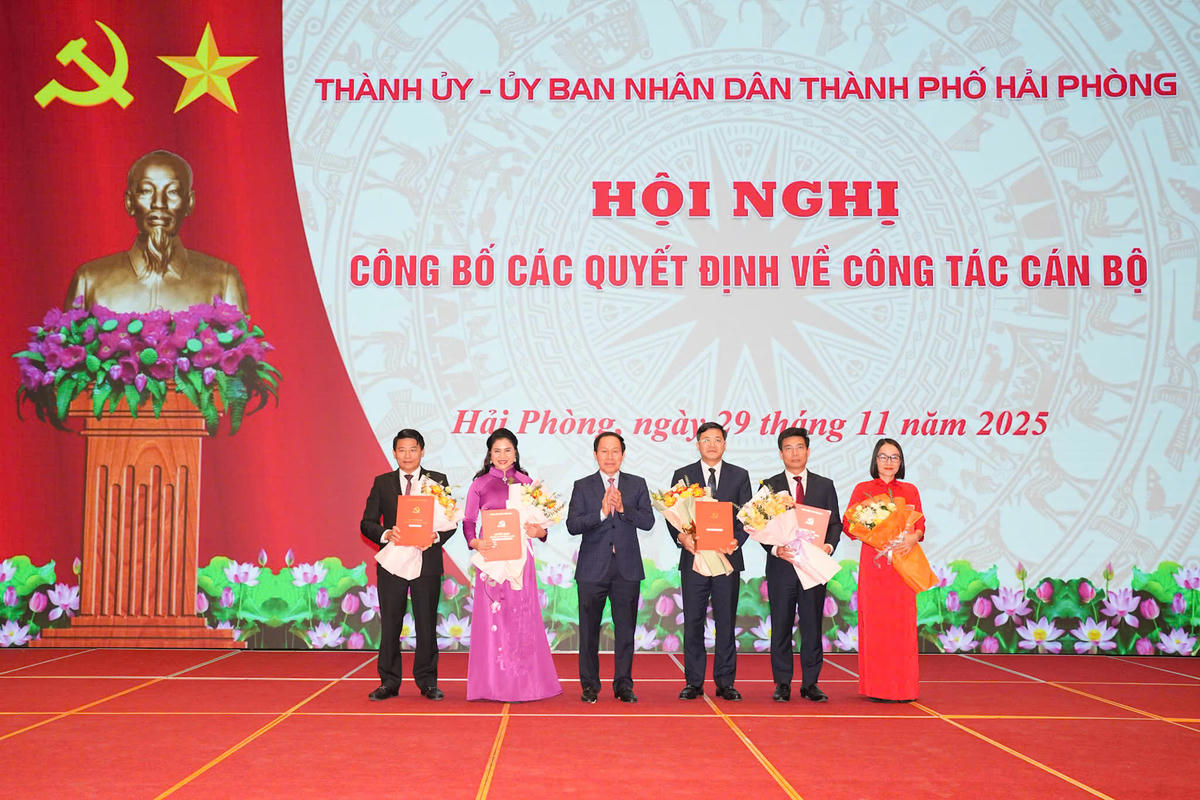 Bí thư Thành ủy Lê Tiến Châu trao Quyết định và tặng hoa cho các cán bộ được nhận nhiệm vụ. Ảnh: ĐT.