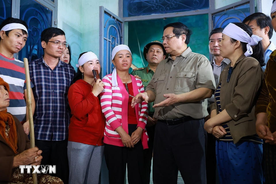 Thủ tướng Phạm Minh Chính thăm, động viên hộ gia đình bị thiệt hại nặng nề do mưa lũ tại thôn Phú Hữu, xã Hòa Thịnh. (Ảnh: Dương Giang/TTXVN)
