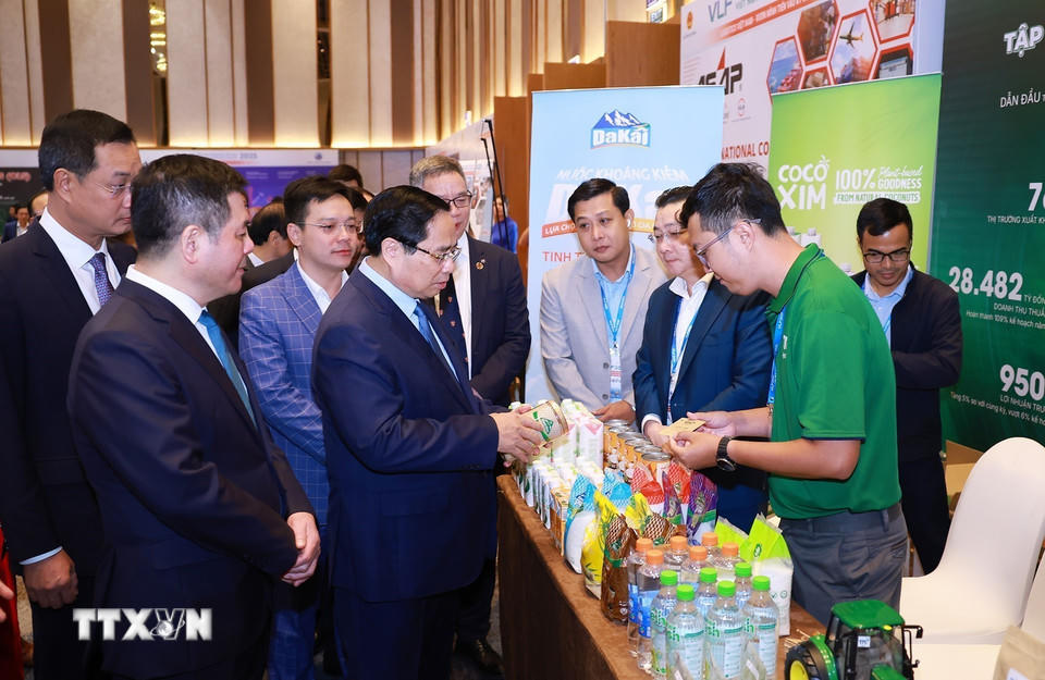 Thủ tướng Phạm Minh Chính tham quan trưng bày sản phẩm nông nghiệp, hậu cần, dịch vụ tại Diễn đàn Logistics Việt Nam năm 2025. (Ảnh: Dương Giang/TTXVN)