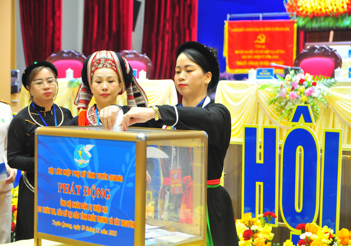 Các đại biểu tham gia ủng hộ nhân dân bị thiệt hại do bão lũ tại các tỉnh Miền Trung và Tây Nguyên. Ảnh: Xuân Trường.