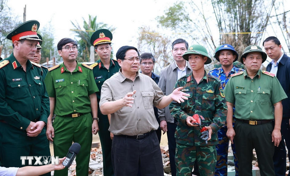 Thủ tướng Phạm Minh Chính thăm vùng ngập nước hoàn toàn tại thôn Phú Hữu, xã Hòa Thịnh và nghe báo cáo về phương án xây dựng nhà tránh lũ cho bà con, nhân dân vùng lũ. (Ảnh: Dương Giang/TTXVN)