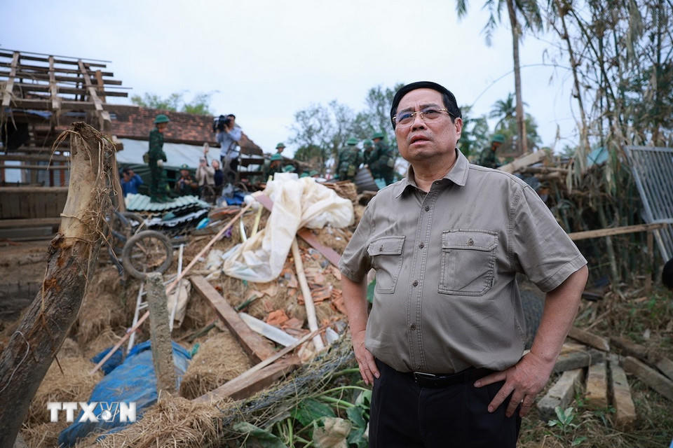 Thủ tướng Phạm Minh Chính thăm hộ gia đình có nhà bị sập hoàn toàn tại thôn Phú Hữu, xã Hòa Thịnh. (Ảnh: Dương Giang/TTXVN)