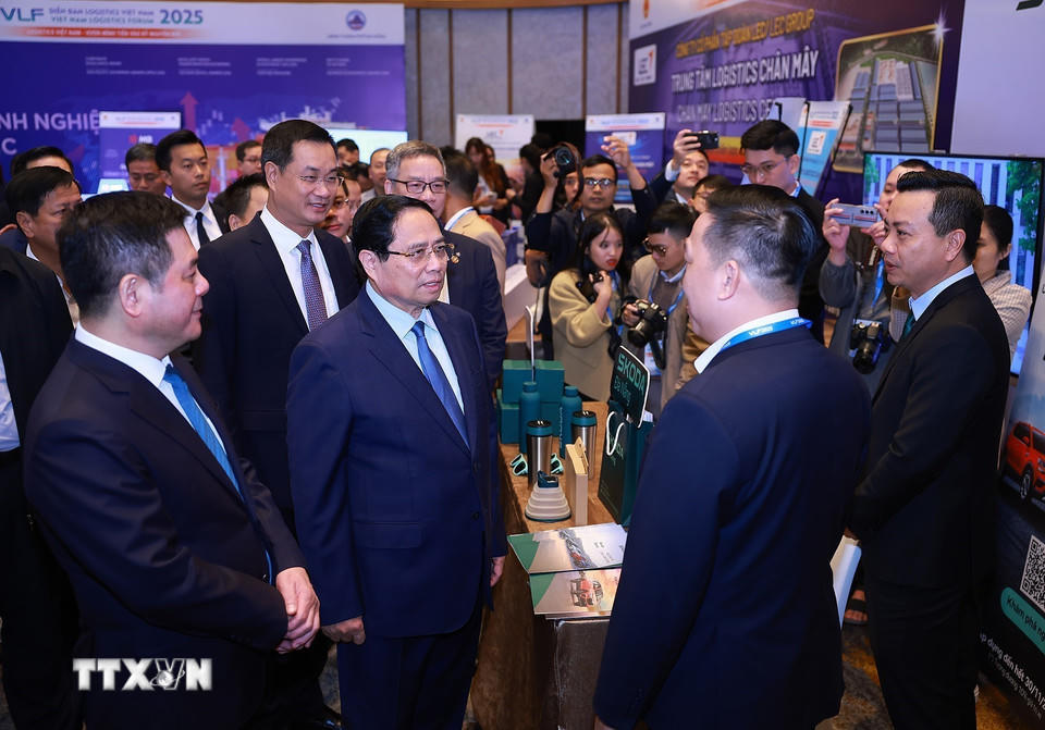 Thủ tướng Phạm Minh Chính tham quan trưng bày sản phẩm dịch vụ, công nghiệp, hậu cần tại Diễn đàn Logistics Việt Nam năm 2025. (Ảnh: Dương Giang/TTXVN)