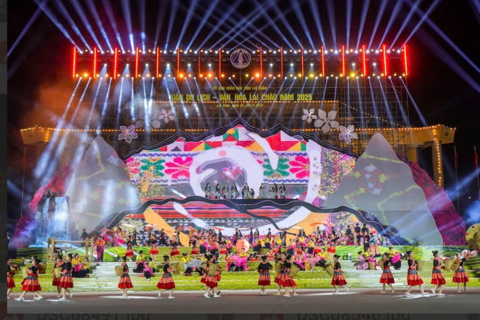 Chương trình có nhiều tiết mục nghệ thuật hoành tráng. Ảnh: Trung Dũng.