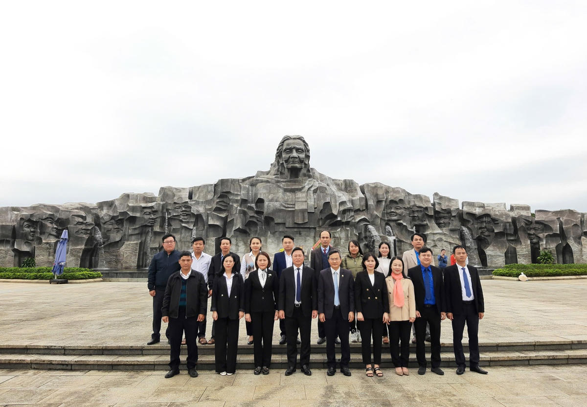 Đoàn đại biểu Ủy ban MTTQ Việt Nam TP Đà Nẵng chụp ảnh lưu niệm tại Tượng đài Mẹ Việt Nam anh hùng. Ảnh: C.Đại.