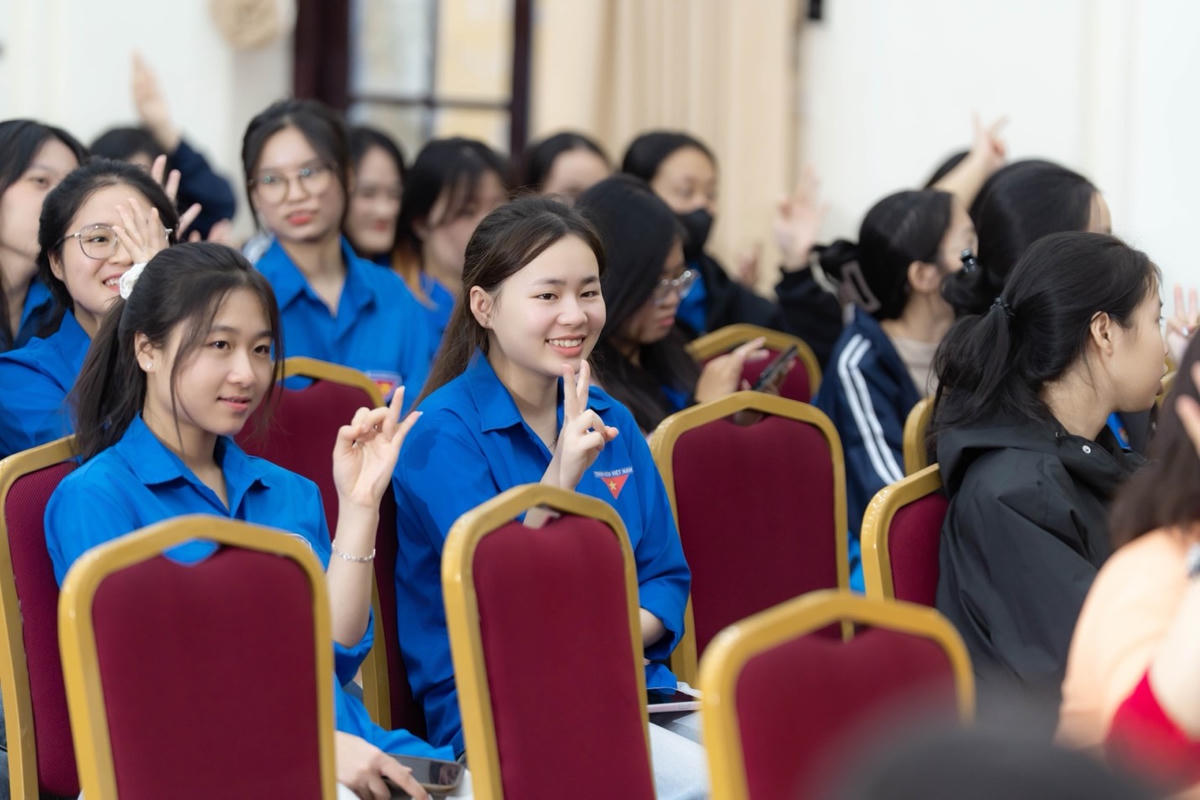 Sinh viên Học viện Phụ nữ tham gia hoạt động hưởng ứng Tháng hành động vì bình đẳng giới và phòng ngừa bạo lực trên cơ sở giới năm 2025. Ảnh: MSD.