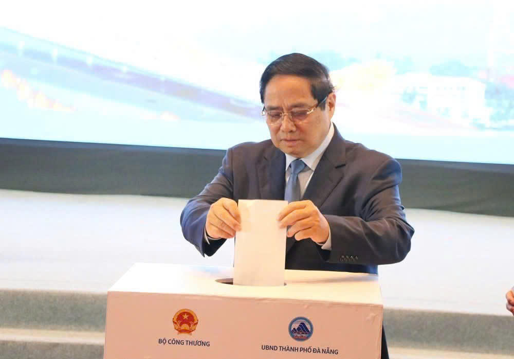 Thủ tướng Phạm Minh Chính ủng hộ đồng bào thiên tai. Ảnh: T. Thành.