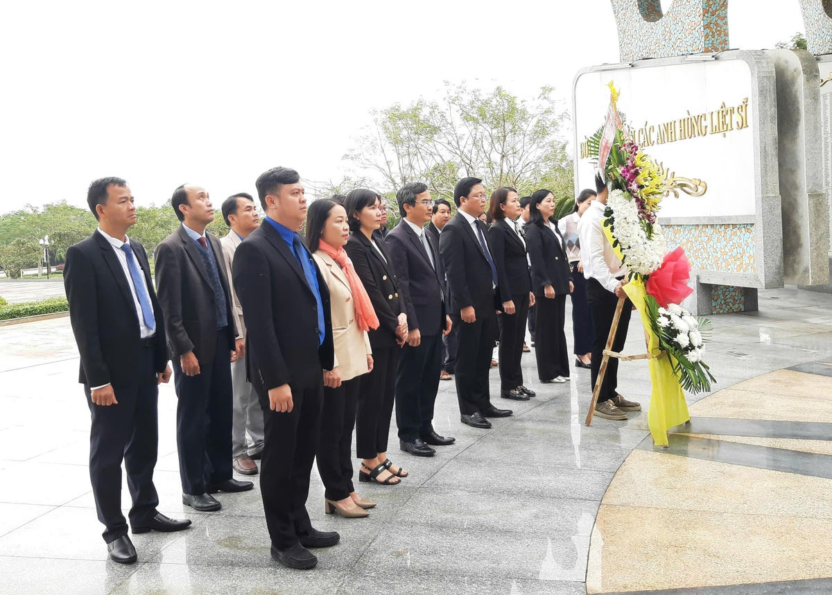 Đoàn đại biểu Ủy ban MTTQ Việt Nam TP Đà Nẵng dâng hoa, viếng hương tại Nghĩa trang liệt sĩ phía Nam, phường Quảng Phú. Ảnh: T. Thành.