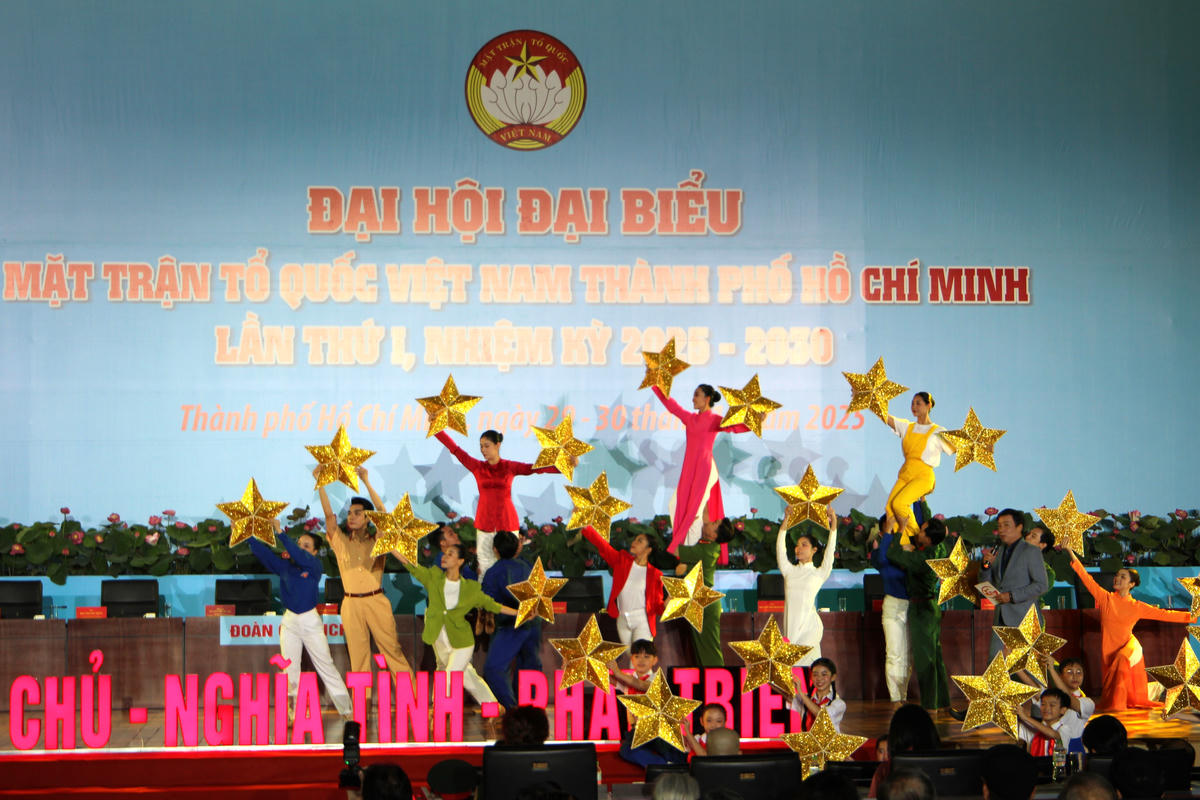 Một tiết mục văn nghệ chào mừng đại hội. Ảnh: Q.Đ.