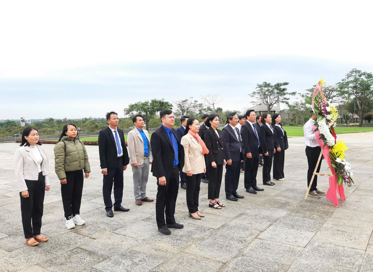 Đoàn đại biểu Ủy ban MTTQ Việt Nam TP Đà Nẵng dâng hoa, viếng hương tại Tượng đài Mẹ Việt Nam anh hùng. Ảnh: T. Thành.