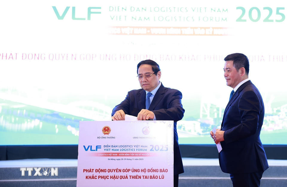 Thủ tướng Phạm Minh Chính và các đại biểu quyên góp ủng hộ đồng bào khắc phục hậu quả thiên tai. (Ảnh: Dương Giang/TTXVN)