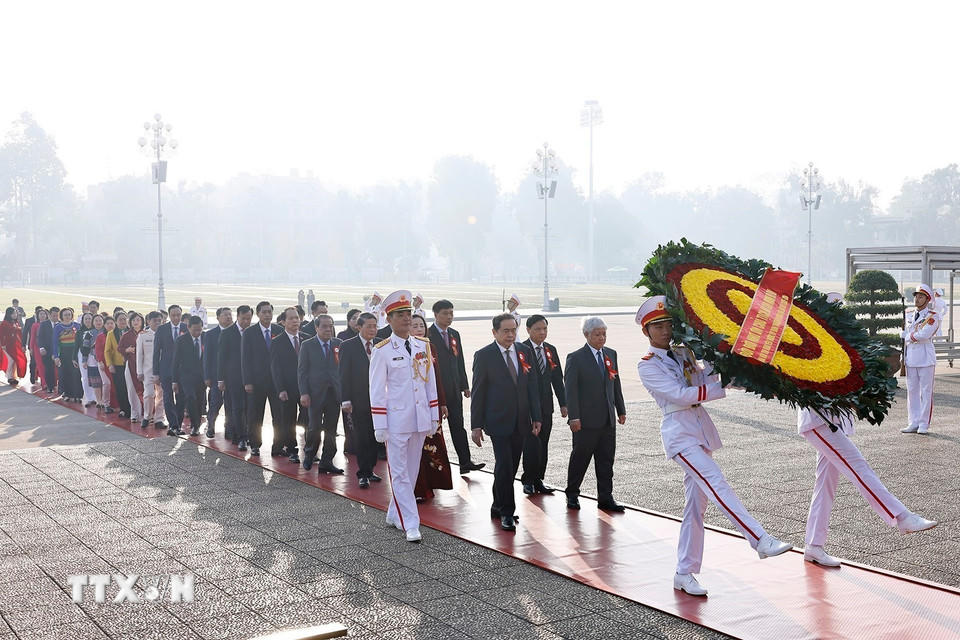 Chủ tịch Quốc hội Trần Thanh Mẫn và các Phó Chủ tịch Quốc hội báo công và vào lăng viếng Chủ tịch Hồ Chí Minh. (Ảnh: Doãn Tấn/TTXVN)
