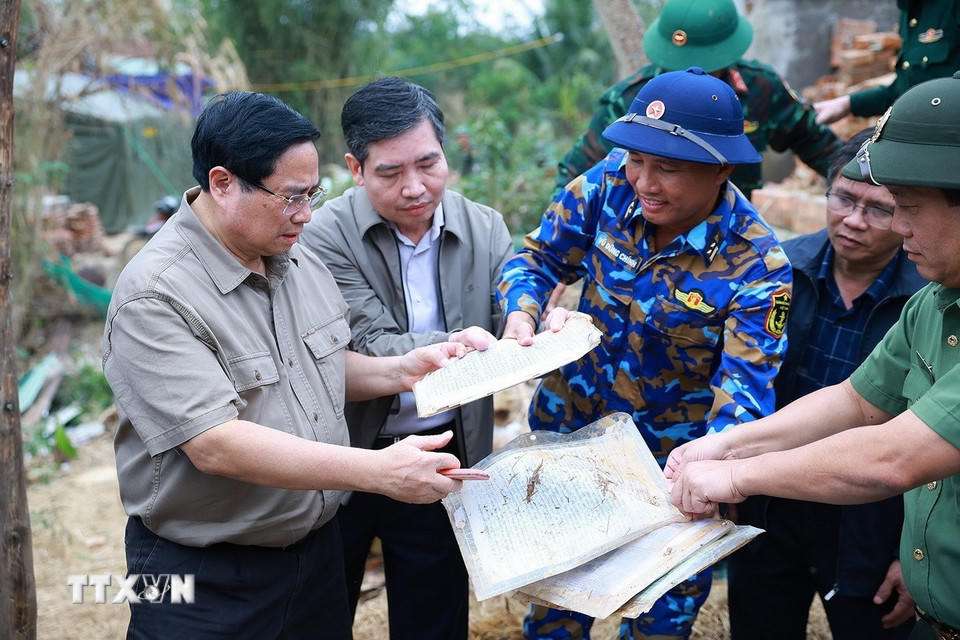 Thủ tướng Phạm Minh Chính thăm hộ gia đình có nhà bị sập hoàn toàn tại thôn Phú Hữu, xã Hòa Thịnh. (Ảnh: Dương Giang/TTXVN)