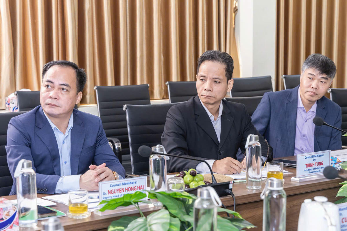 Các thành viên Hội đồng thẩm định tại vòng Chung khảo. Ảnh: Quang Vinh