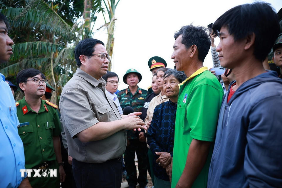 Thủ tướng Phạm Minh Chính thăm, động viên hộ gia đình có nhà bị sập hoàn toàn tại thôn Phú Hữu, xã Hòa Thịnh. (Ảnh: Dương Giang/TTXVN)