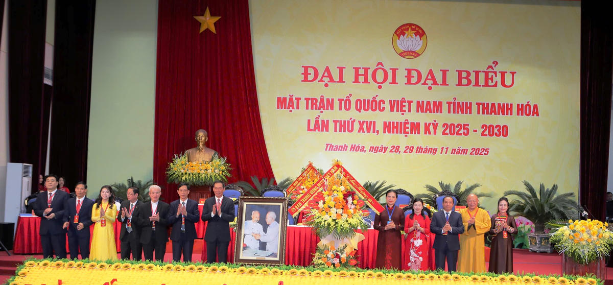 Bà Hà Thị Nga, Ủy viên Trung ương Đảng, Phó Chủ tịch Ủy ban Trung ương MTTQ Việt Nam đã trao tặng Đại hội bức ảnh Bác Hồ - Bác Tôn, biểu tượng cao đẹp của khối đại đoàn kết toàn dân tộc. Ảnh: Nguyễn Chung.