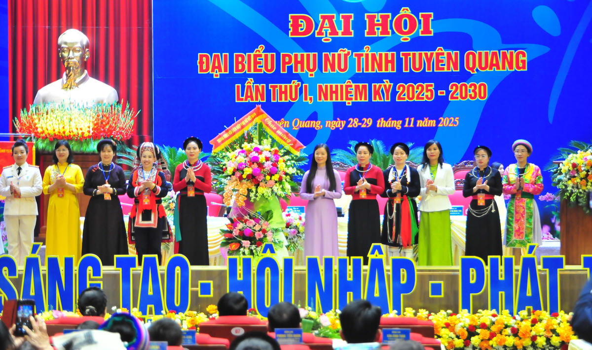 Bà Nguyễn Thị Thu Hiền, Phó Chủ tịch Hội LHPN Việt Nam tặng hoa chúc mừng Đại hội. Ảnh: Xuân Trường.