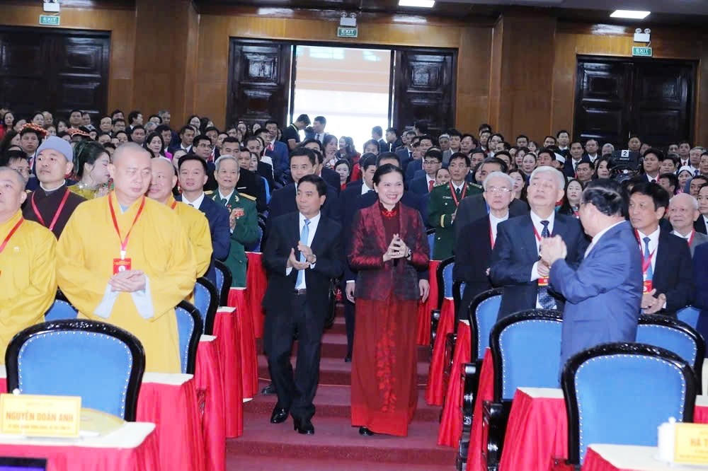 Bà Hà Thị Nga, Ủy viên Trung ương Đảng, Phó Chủ tịch Ủy ban Trung ương MTTQ Việt Nam cùng ông Nguyễn Doãn Anh, Bí thư Tỉnh ủy Thanh Hóa tham dự Đại hội. Ảnh: Nguyễn Chung.