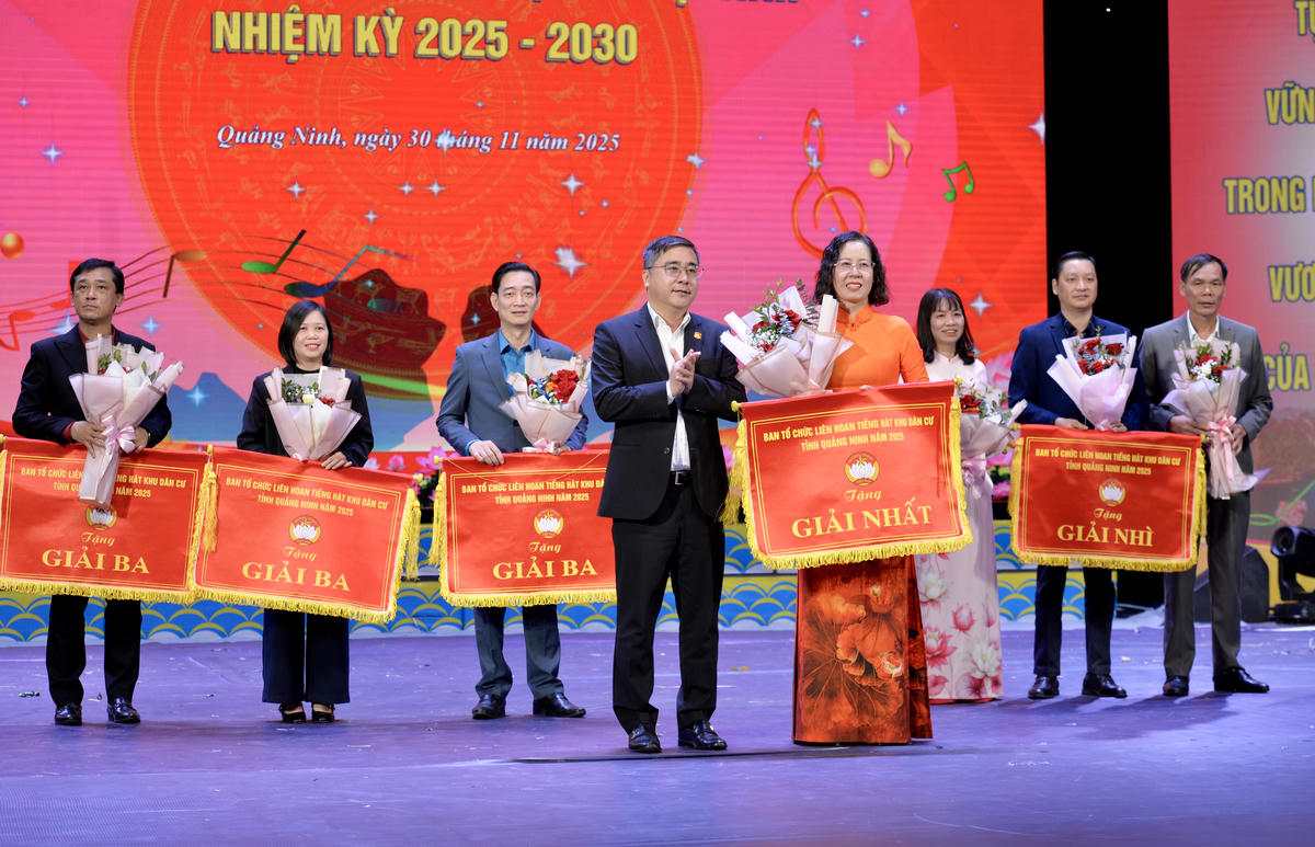 Ông Nguyễn Chí Thành, Phó Chủ tịch Thường trực Ủy ban MTTQ Việt Nam tỉnh Quảng Ninh trao giải Nhất toàn đoàn cho đội thi đặc khu Vân Đồn.