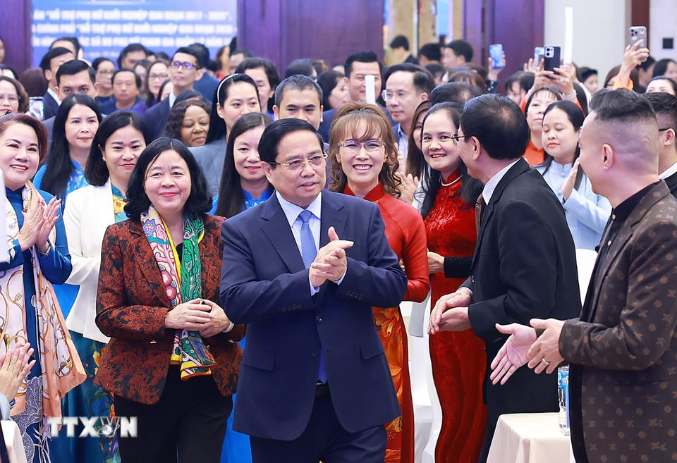 Thủ tướng Phạm Minh Chính dự Hội nghị tổng kết đề án hỗ trợ phụ nữ khởi nghiệp và biểu dương điển hình hợp tác xã do phụ nữ tham gia quản lý năm 2025. (Ảnh: Dương Giang/TTXVN).