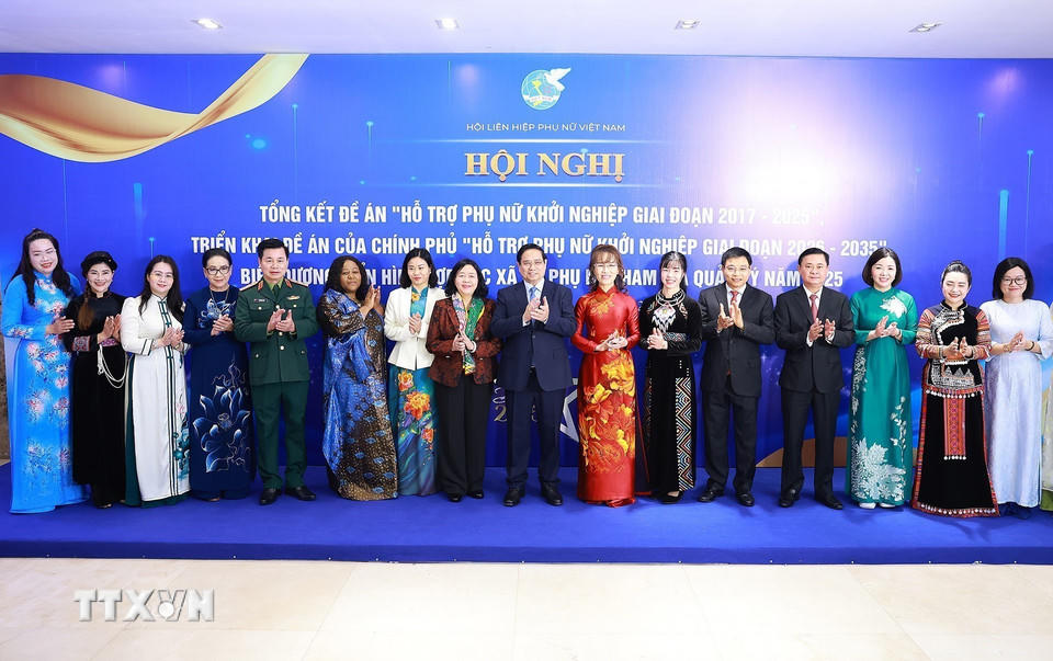 Thủ tướng Phạm Minh Chính với các đại biểu nữ tham dự Hội nghị tổng kết đề án hỗ trợ phụ nữ khởi nghiệp và biểu dương điển hình hợp tác xã do phụ nữ tham gia quản lý năm 2025. (Ảnh: Dương Giang/TTXVN).