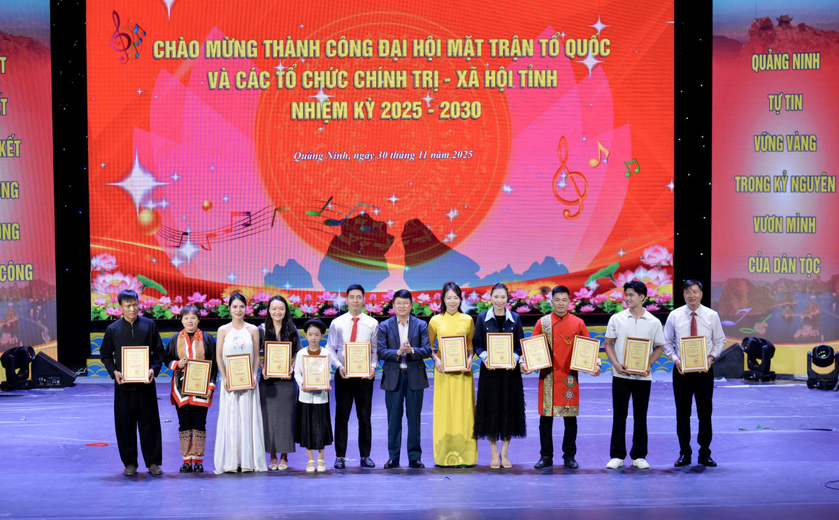 Ông Nguyễn Ngọc Sơn, Phó Giám đốc Sở Văn hóa, Thể thao và Du lịch tỉnh Quảng Ninh trao giải cho các tiết mục xuất sắc đạt giải A.