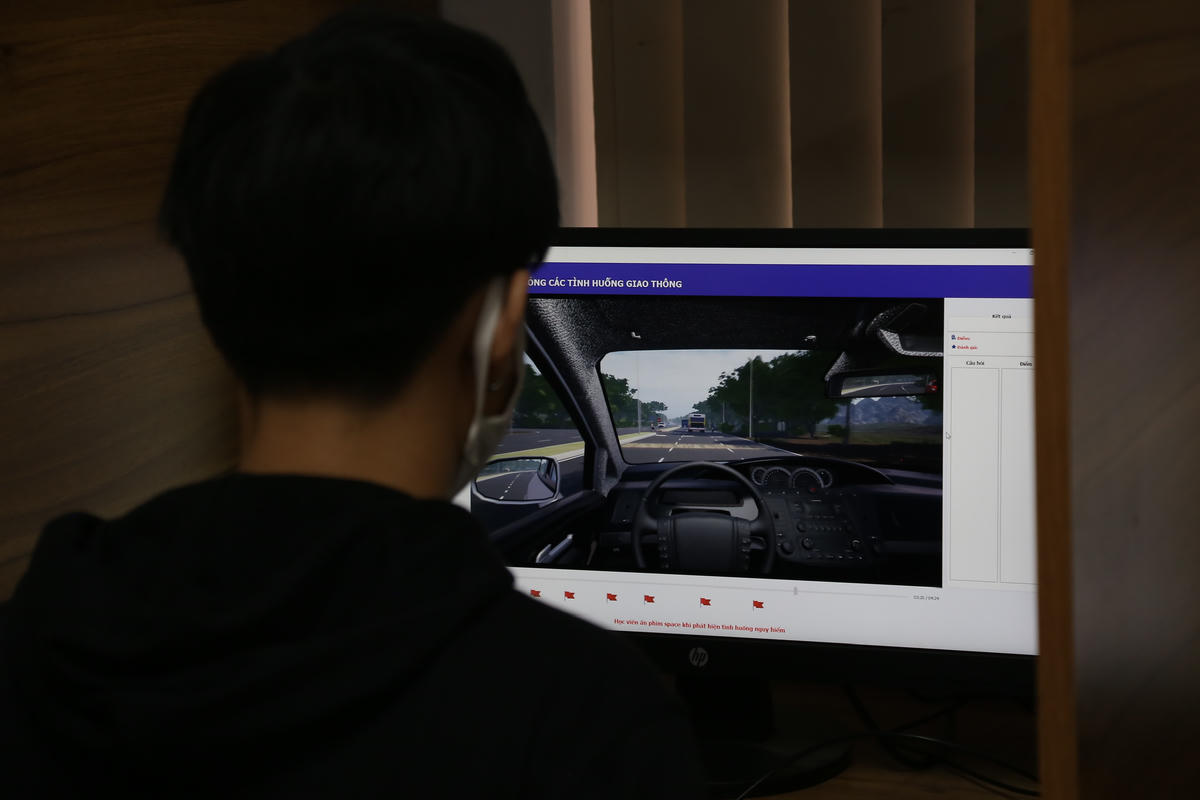 Thí sinh làm bài thi mô phỏng trên máy tính.