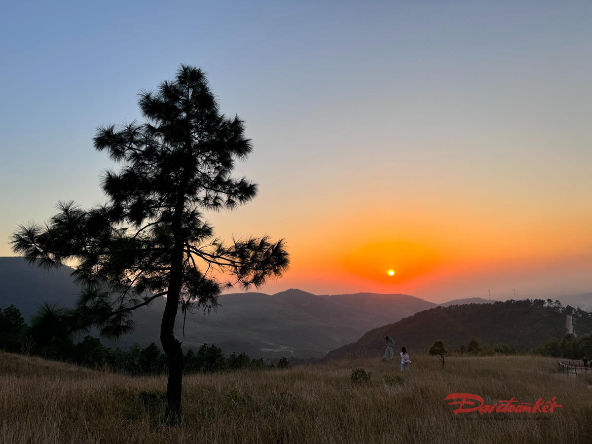 Mùa thu - đông là thời điểm Phượng Hoàng đón nhiều khách nhất. Ảnh: Nguyễn Quý.