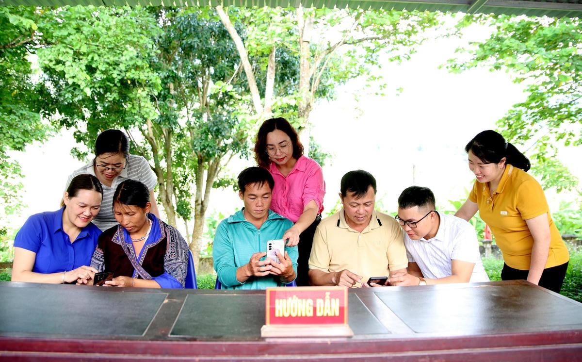  Cán bộ xã Mường Kim hướng dẫn người dân cài đặt VNeID và quét mã QR tra cứu thông tin. Ảnh: baolaichau.vn