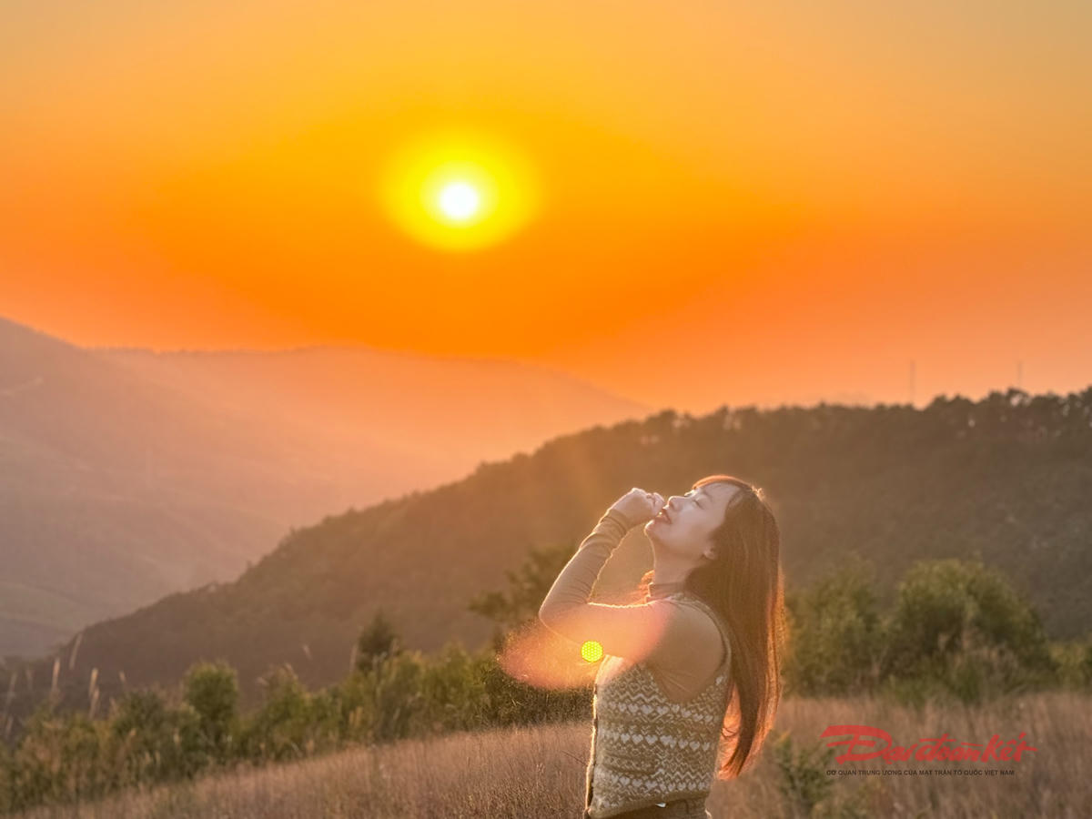 Đó là khoảnh khắc tận hưởng khung cảnh huy hoàng, tráng lệ nhất của đồi Phượng Hoàng. Ảnh: Nguyễn Quý.