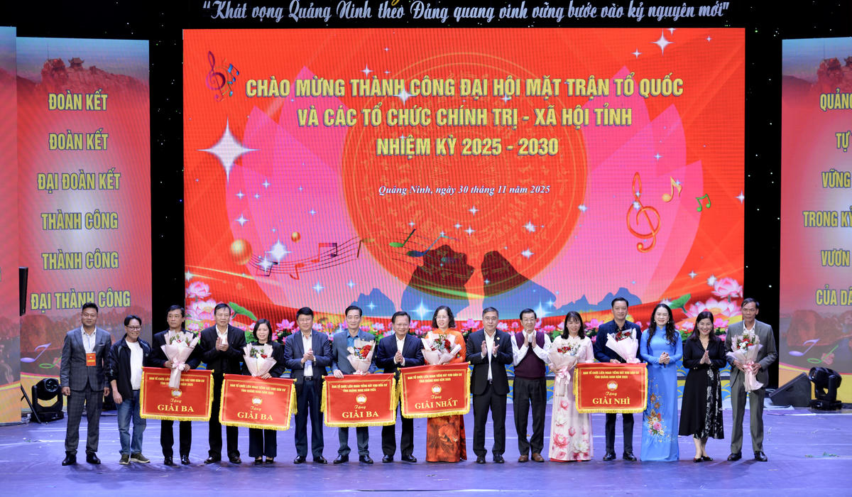 Ban Tổ chức chúc mừng các đội thi đạt giải tại&nbsp;Liên hoan Tiếng hát khu dân cư tỉnh Quảng Ninh năm 2025.