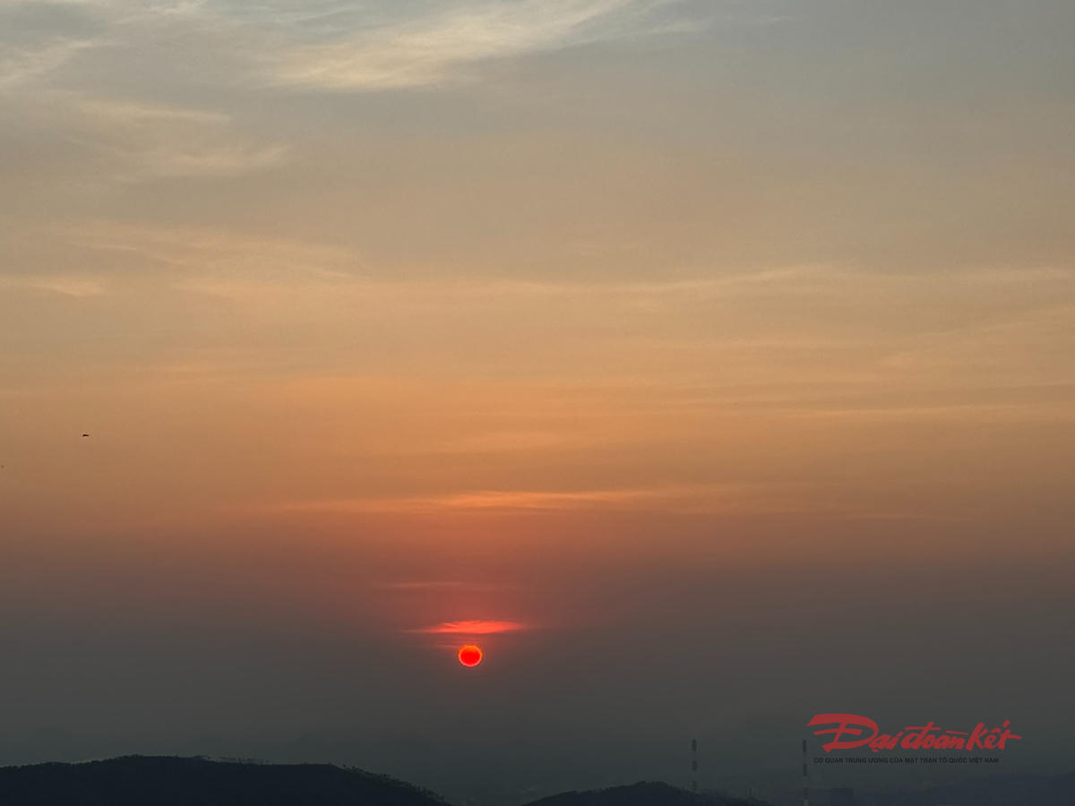 Cho đến khi ánh mặt trời dần nhạt và khuất sau đỉnh núi. Ảnh: Nguyễn Quý.