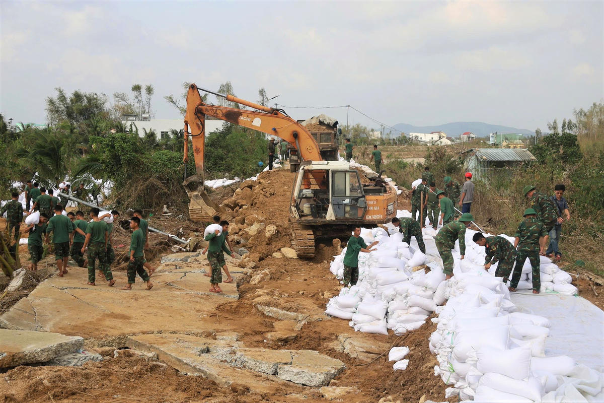 Bộ đội vá đê sông vỡ ở Luật Lễ, xã Tuy Phước, tỉnh Gia Lai. Ảnh: CV.