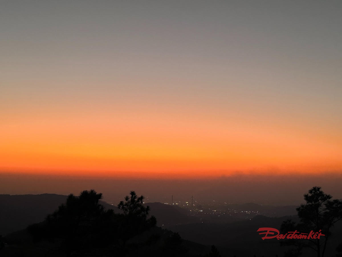 Để lại quầng đỏ trên bầu trời. Ảnh: Nguyễn Quý.