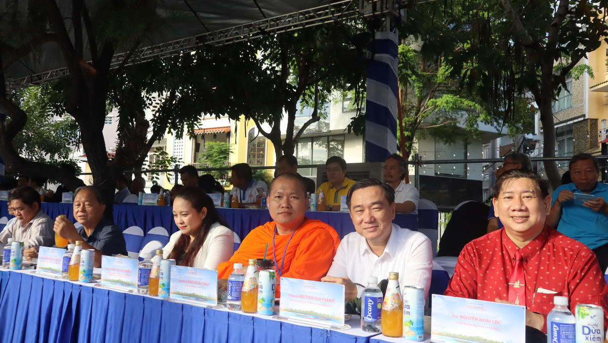 Các đại biểu tham dự lễ khai mạc Lễ hội. Ảnh: Hồng Phúc.