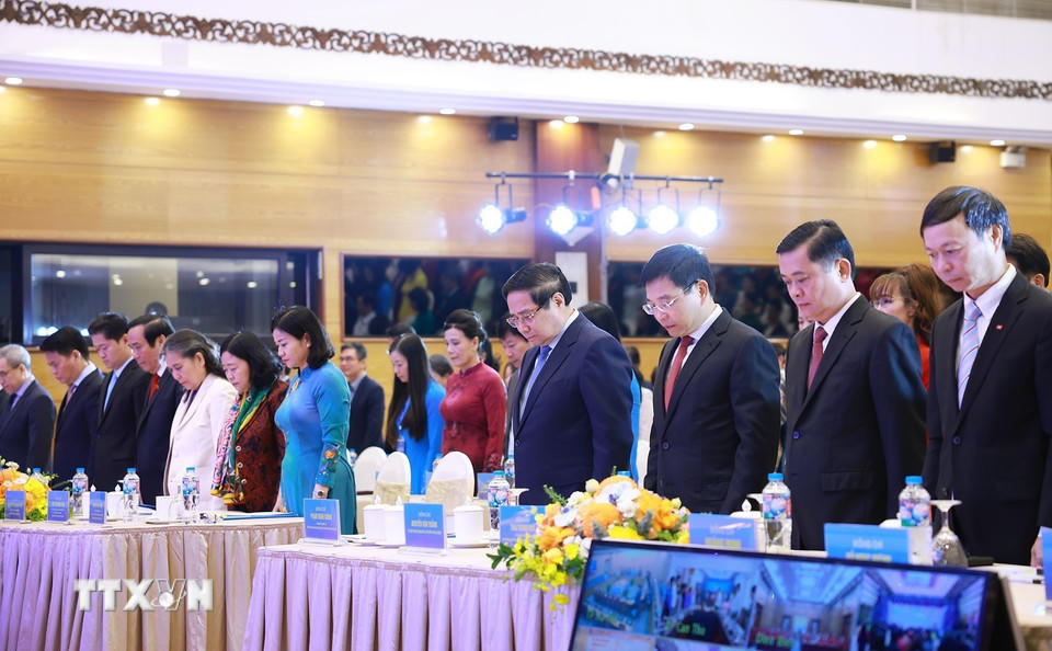 Thủ tướng Phạm Minh Chính và các đại biểu dự Hội nghị tưởng niệm đồng bào thiệt mạng do bão lũ. (Ảnh: Dương Giang/TTXVN).