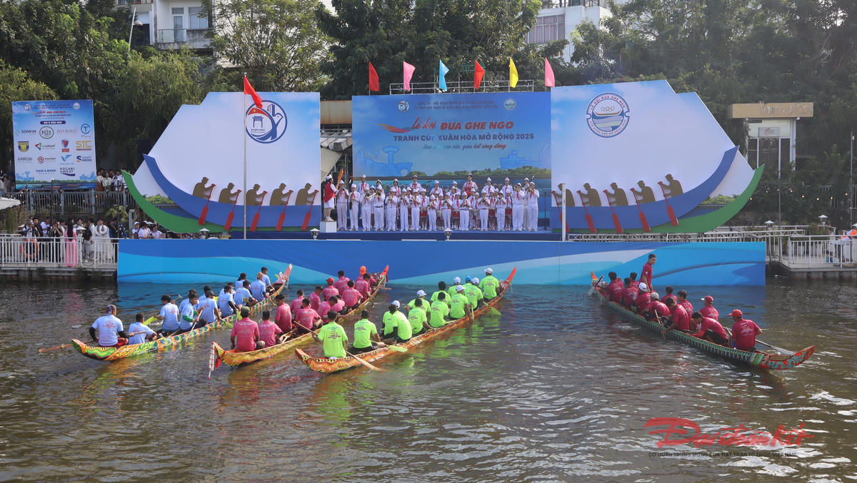 Quang cảnh lễ khai mạc Lễ hội đua ghe Ngo tranh cúp Xuân Hòa mở rộng 2025. Ảnh: Hồng Phúc.