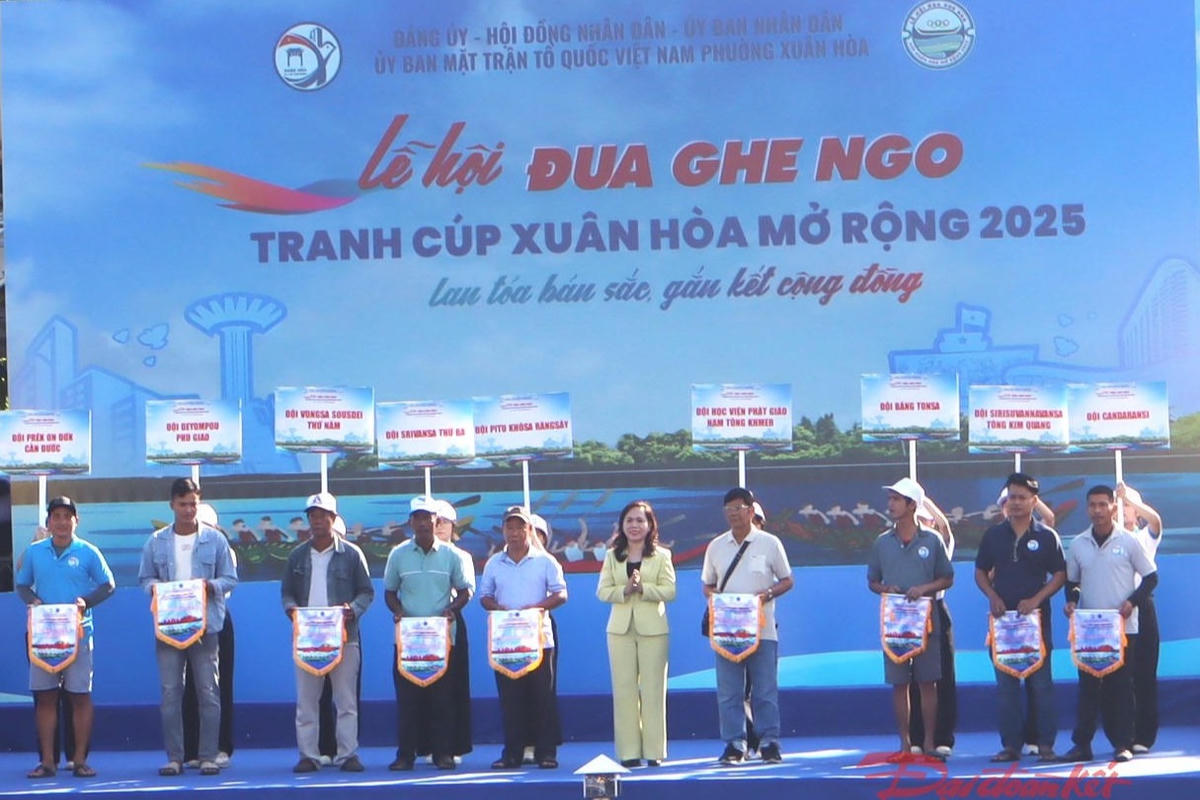 Ban Tổ chức tặng cờ lưu niệm cho đại diện 18 đội ghe Ngo tham gia lễ hội. Ảnh: Hồng Phúc.