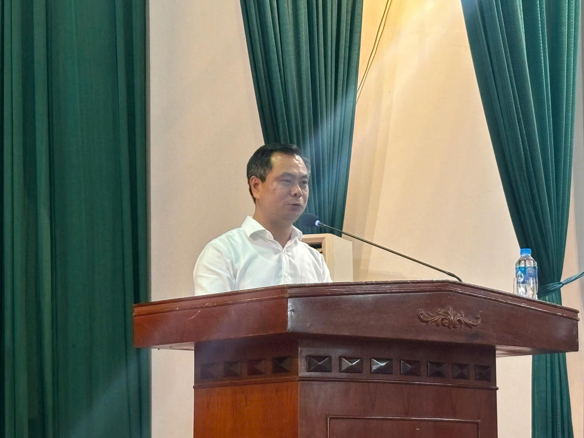 Ông Phạm Văn Long - Hiệu trưởng Trường Cao đẳng Du lịch Hà Nội tại buổi đối thoại với sinh viên. Ảnh: Hồng Hạnh