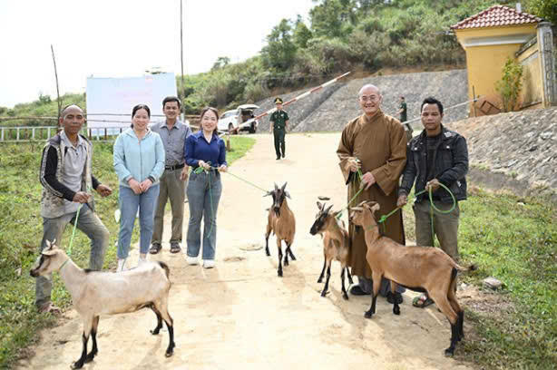 Mặt trận và các nhà hảo tâm hỗ trợ sinh kế cho người dân các xã miền núi A Lưới. Ảnh: N.Q.