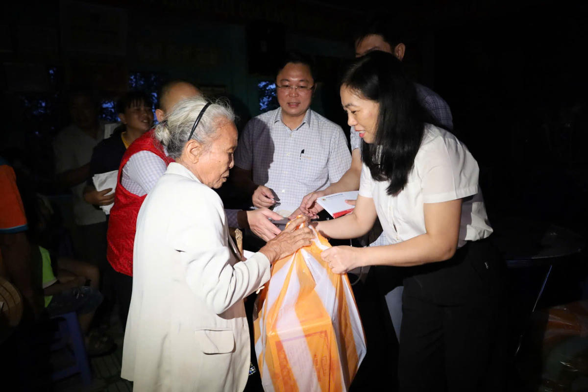 Lãnh đạo MTTQ Việt Nam TP Đà Nẵng trao quà cho người dân vùng lũ. Ảnh: Tấn Thành.